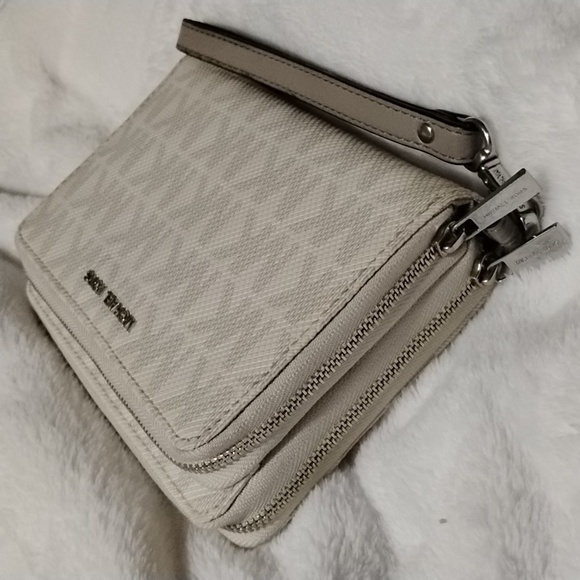 Michael Kors Winter White Leather Wristlet! Gray MK Pattern & Wristlet Strap! - Picture 4 of 9